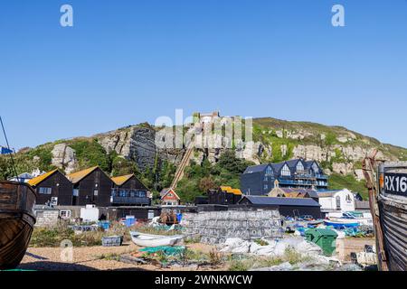 Casiers à homard utilisés par la Hastings Land Based Fishing Fleet sur le stade Beach et East Hill Lift (Cliff Railway) à Hastings, East Sussex, Angleterre Banque D'Images