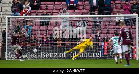 Tynecastle Park, Édimbourg, Royaume-Uni. 3 mars 2024. Scottish Premiership Football, Hearts versus Celtic ; Jorge Grant de Heart of Midlothian tire et marque depuis le point de penalty pour faire 1-0 après un contrôle VAR à la 42e minute crédit : action plus Sports/Alamy Live News Banque D'Images