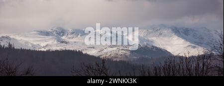 Cumbria, Royaume-Uni. 3 mars 2024. UK Weather.Snow a surmonté de hautes fells au-dessus et autour du lac Windermere, au sud de Cumbria, le Lake District. Crédit : Gordon Shoosmith/Alamy Live News Banque D'Images