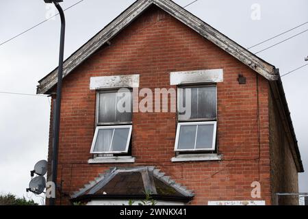 Slough, Berkshire, Royaume-Uni. 2 mars 2024. Suie aux fenêtres d'une maison à Slough après un incendie criminel. La police de la vallée de la Tamise fait appel aux témoins d'un incendie criminel à Slough le 28 février. Le Royal Berkshire Fire and Rescue Service a appelé la police à un incendie dans un appartement de King Edward Street à Slough vers 4h50. Les pompiers ont éteint l'incendie et personne n'a été blessé. Un homme de 47 ans de Slough et un garçon de 14 ans de Hayes ont été arrêtés parce qu'ils étaient soupçonnés d'incendie criminel dans l'intention de mettre leur vie en danger. Ils ont tous les deux été libérés sous caution de la police jusqu'au 24 mai. Crédit : DeLeLifeZ/Alamy Banque D'Images