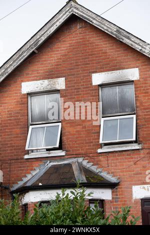 Slough, Berkshire, Royaume-Uni. 2 mars 2024. Suie aux fenêtres d'une maison à Slough après un incendie criminel. La police de la vallée de la Tamise fait appel aux témoins d'un incendie criminel à Slough le 28 février. Le Royal Berkshire Fire and Rescue Service a appelé la police à un incendie dans un appartement de King Edward Street à Slough vers 4h50. Les pompiers ont éteint l'incendie et personne n'a été blessé. Un homme de 47 ans de Slough et un garçon de 14 ans de Hayes ont été arrêtés parce qu'ils étaient soupçonnés d'incendie criminel dans l'intention de mettre leur vie en danger. Ils ont tous les deux été libérés sous caution de la police jusqu'au 24 mai. Crédit : DeLeLifeZ/Alamy Banque D'Images