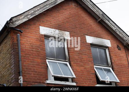 Slough, Berkshire, Royaume-Uni. 2 mars 2024. Suie aux fenêtres d'une maison à Slough après un incendie criminel. La police de la vallée de la Tamise fait appel aux témoins d'un incendie criminel à Slough le 28 février. Le Royal Berkshire Fire and Rescue Service a appelé la police à un incendie dans un appartement de King Edward Street à Slough vers 4h50. Les pompiers ont éteint l'incendie et personne n'a été blessé. Un homme de 47 ans de Slough et un garçon de 14 ans de Hayes ont été arrêtés parce qu'ils étaient soupçonnés d'incendie criminel dans l'intention de mettre leur vie en danger. Ils ont tous les deux été libérés sous caution de la police jusqu'au 24 mai. Crédit : DeLeLifeZ/Alamy Banque D'Images