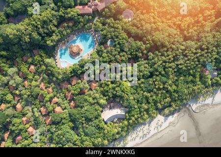 Hôtel à côté de la côte océanique avec vue sur un drone aérien de grande piscine Banque D'Images