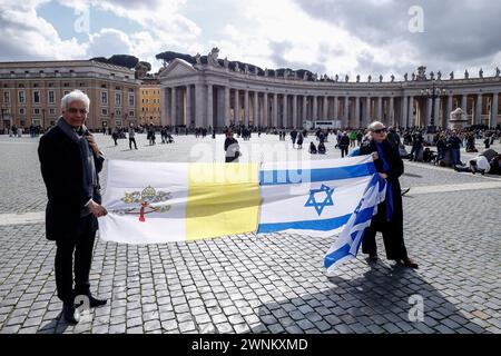 Cité du Vatican, Vatican. 3 mars 2024. Les fidèles tiennent les drapeaux du Vatican et d'Israël avant la célébration de la prière du dimanche Angélus à midi dirigée par le pape François depuis sa fenêtre d'atelier donnant sur PeterÕs Square- crédit : Riccardo de Luca - Actualiser les images/Alamy Live News Banque D'Images