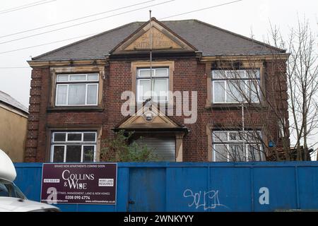 Slough, Berkshire, Royaume-Uni. 2 mars 2024. La police appelle des témoins après que l'ancienne Légion britannique de Stoke Road, Slough, Berkshire, récemment connue sous le nom de Lady Haig Club, a été incendiée. Le mercredi 28 février, Royal Berkshire Fire and Rescue a assisté à un incendie dans le bâtiment. Le bâtiment est vide depuis 2011 et des appartements doivent maintenant être construits sur le site. Un homme dans la quarantaine a été arrêté pour suspicion d'incendie criminel dans l'intention de mettre sa vie en danger. Il a été mis sous caution pour comparaître devant le tribunal. Crédit : DeLeLifeZ/Alamy Banque D'Images