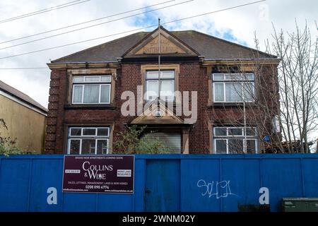 Slough, Berkshire, Royaume-Uni. 2 mars 2024. La police appelle des témoins après que l'ancienne Légion britannique de Stoke Road, Slough, Berkshire, récemment connue sous le nom de Lady Haig Club, a été incendiée. Le mercredi 28 février, Royal Berkshire Fire and Rescue a assisté à un incendie dans le bâtiment. Le bâtiment est vide depuis 2011 et des appartements doivent maintenant être construits sur le site. Un homme dans la quarantaine a été arrêté pour suspicion d'incendie criminel dans l'intention de mettre sa vie en danger. Il a été mis sous caution pour comparaître devant le tribunal. Crédit : DeLeLifeZ/Alamy Banque D'Images