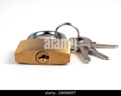 Cadenas avec des clés sur un fond blanc. Serrure avec clés gros plan. Banque D'Images