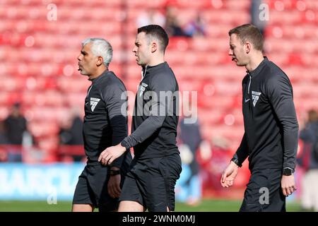 Birmingham, Royaume-Uni. 03 mars 2024. Les officiels s'échauffent lors du match de Super League 1 féminin entre Aston Villa Women et Liverpool Women au stade Poundland Bescot, Walsall Football Club, Walsall, Angleterre, le 3 mars 2024. Photo de Stuart Leggett. Utilisation éditoriale uniquement, licence requise pour une utilisation commerciale. Aucune utilisation dans les Paris, les jeux ou les publications d'un club/ligue/joueur. Crédit : UK Sports pics Ltd/Alamy Live News Banque D'Images