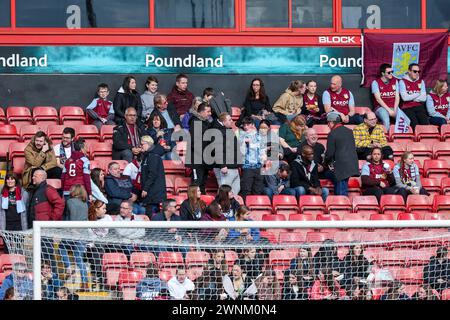 Birmingham, Royaume-Uni. 03 mars 2024. Les fans d'Aston Villa sont là à domicile lors du match de Super League 1 féminin entre Aston Villa Women et Liverpool Women au Poundland Bescot Stadium, Walsall Football Club, Walsall, Angleterre, le 3 mars 2024. Photo de Stuart Leggett. Utilisation éditoriale uniquement, licence requise pour une utilisation commerciale. Aucune utilisation dans les Paris, les jeux ou les publications d'un club/ligue/joueur. Crédit : UK Sports pics Ltd/Alamy Live News Banque D'Images