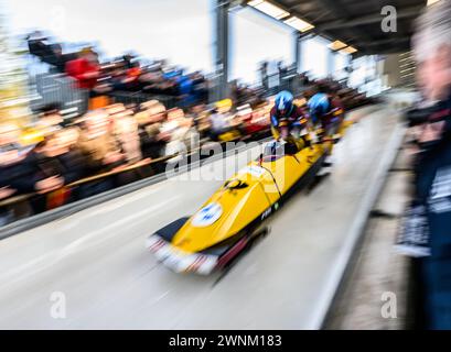 Winterberg, Allemagne. 03 mars 2024. Bobsleigh : Championnats du monde, bobsleigh à quatre, hommes, 3e manche. Adam Ammour, Issam Ammour, Benedikt Hertel et Rupert Schenk d'Allemagne commencent. (Photo avec long temps d'exposition) crédit : Robert Michael/dpa/Alamy Live News Banque D'Images