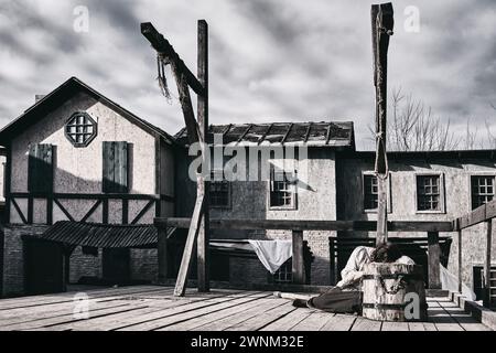 Photo noir et blanc de la préparation à l'exécution sur la place de la vieille ville, monochrome Banque D'Images