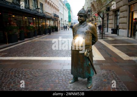 The Fat Policeman à Budapest, en Hongrie, également connu sous le nom d'oncle Karl, garde un œil vigilant sur la nécessité La basilique de Stephen pendant que les gens frottent son ventre chanceux. Banque D'Images