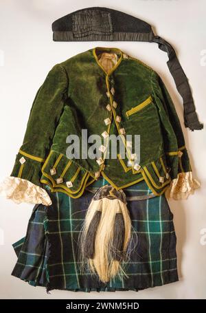 Une tenue de clan vintage de quatre ans, environ 1910, tartan inconnu avec broche écossaise, bonnet Glengarry et sporran Banque D'Images