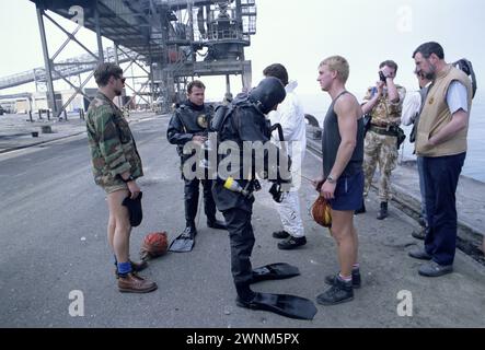 Première Guerre du Golfe : 20 mars 1991 les plongeurs de la Royal Navy se préparent à aller travailler pendant les opérations de déminage dans le port de Shuaiba au Koweït. Banque D'Images