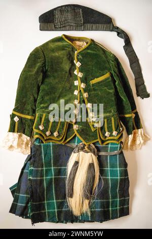 Une tenue de clan vintage de quatre ans, environ 1910, montrant gilet de costume, kilt et bonnet glengarry. Banque D'Images