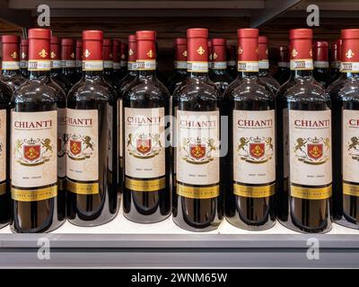 Italie - 02 mars 2024 : vin Chianti en bouteilles affiché sur une étagère pour la vente dans le magasin de vin. Chianti est un vin typique de Toscane, Italie Banque D'Images