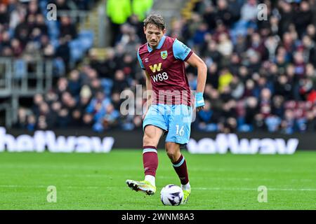 Sander Berge de Burnley passe la balle lors du match de premier League Burnley vs Bournemouth à Turf Moor, Burnley, Royaume-Uni. 3 mars 2024. (Photo de Cody Froggatt/News images) à Burnley, Royaume-Uni le 3/3/2024. (Photo de Cody Froggatt/News images/Sipa USA) crédit : Sipa USA/Alamy Live News Banque D'Images