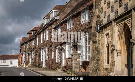 Scène de rue représentant les vieilles maisons géorgiennes dans la ville de Midhurst, dans le Sussex de l'Ouest. Banque D'Images