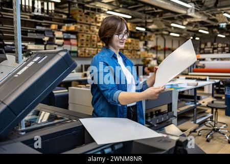Femme travaillant dans une imprimerie Banque D'Images
