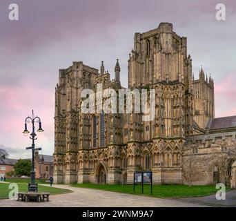 Wells Cathedral, Cathedral Green, Wells, Somerset, Angleterre. La magnifique façade ouest de la cathédrale de Wells, décrite comme «la plus poétique de l'Angleterre CA Banque D'Images