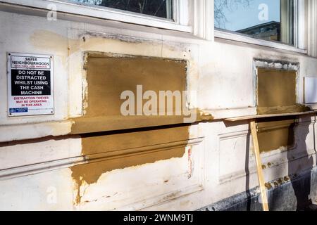 Londres, Royaume-Uni. 3 mars 2024. Les distributeurs automatiques de billets et d'autres installations ont été enlevés et couverts dans une ancienne succursale de la banque NatWest sur Chiswick High Road à l'ouest de Londres. Alors que les banques migrent principalement vers des services en ligne et ferment des succursales physiques pour économiser de l'argent, les critiques disent que certains membres de la communauté sont laissés pour compte car ils dépendent de l'argent liquide, n'ont pas accès aux services bancaires en ligne et préfèrent un contact face à face avec le personnel de leur succursale locale. Credit : Stephen Chung / Alamy Live News Banque D'Images