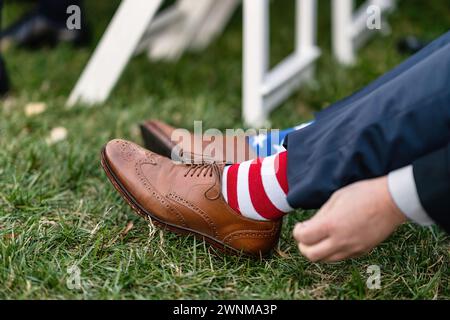 Un homme américain patriotique portant une paire d'étoiles et de chaussettes à rayures - concept de campagne électorale Banque D'Images