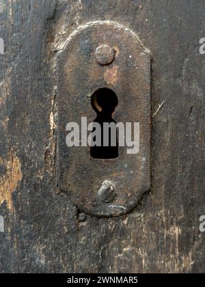 Couvrez-vous de vieux trou de serrure sur la porte en bois antique Banque D'Images