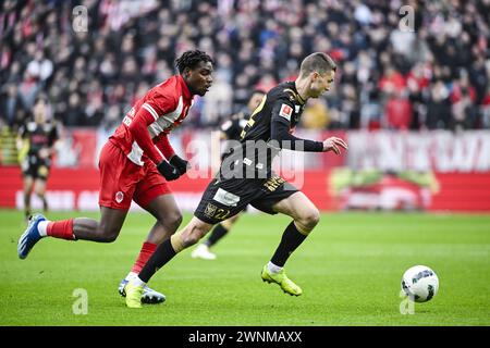 Anvers, Belgique. 03 mars 2024. George Ilenikhena d'Anvers et Wolke Janssens de STVV photographiés en action lors d'un match de football entre le Royal Antwerp FC et le Sint-Truidense VV, samedi 03 février 2024 à Anvers, le jour 28 de la saison 2023-2024 de la première division du championnat belge 'Jupiler Pro League'. BELGA PHOTO TOM GOYVAERTS crédit : Belga News Agency/Alamy Live News Banque D'Images