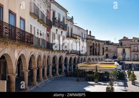 Maisons anciennes avec arcades en pierre sur la place principale de la ville de Trujillo, Espagne. Banque D'Images