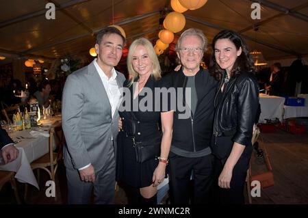 Jan Sosniok, Gesine Lippert, Wolfgang Lippert und Nadine Sosniok BEI der Baltic Lights Night 2024 mit Live-Musik, Feuer- und Lichtshow & Biike-Feuer an der Alex Strandbar. Heringsdorf, 02.03.2024 *** Jan Sosniok, Gesine Lippert, Wolfgang Lippert et Nadine Sosniok à la Baltic Lights Night 2024 avec musique live, feu et spectacle de lumière Biike Fire au Alex Strandbar Heringsdorf, 02 03 2024 Foto:XF.xKernx/xFuturexex baltic Night 4329 Banque D'Images