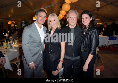 Jan Sosniok, Gesine Lippert, Wolfgang Lippert und Nadine Sosniok BEI der Baltic Lights Night 2024 mit Live-Musik, Feuer- und Lichtshow & Biike-Feuer an der Alex Strandbar. Heringsdorf, 02.03.2024 *** Jan Sosniok, Gesine Lippert, Wolfgang Lippert et Nadine Sosniok à la Baltic Lights Night 2024 avec musique live, feu et spectacle de lumière Biike Fire au Alex Strandbar Heringsdorf, 02 03 2024 Foto:XF.xKernx/xFuturexex baltic Night 4330 Banque D'Images