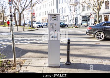 Täuschend echter Aufkleber als Parktarif information Parkzone Bonn Innere Altstadt auf einem Parkschein Automat in der Altstadt am Frankenbad in Bonn. Ein offensichtlicher Scherz eines unbekannten Künstlers weist darauf Hin, dass man an diesem Automaten mit Deutscher Mark DM bezahlen könnte. Abbildungen von Pfennig und Deutsche Mark Stücken sind zudem abgebildet. 03.03.2024 Bonn Altstadt NRW Deutschland *** faux autocollant authentique comme parking information tarifaire parking zone Bonn Innere Altstadt sur un distributeur de billets de stationnement dans la vieille ville au Frankenbad à Bonn une blague évidente par un unkno Banque D'Images