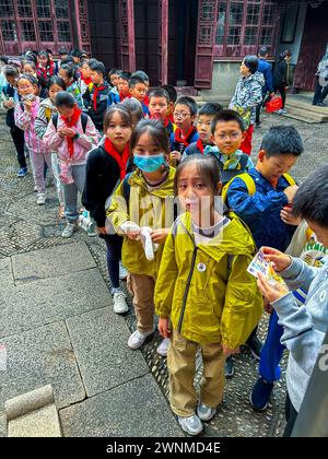 Suzhou, Chine, grande foule, enfants chinois visitant la ville historique, « Tongli', rue extérieure, étudiants alignés, devant, population Banque D'Images