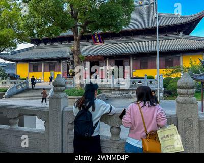 Suzhou, Chine, deux femmes de derrière, debout devant le vieux monument historique chinois, temple de Xuanmiao Banque D'Images