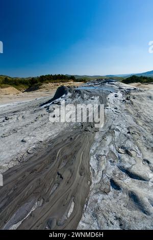 Paysage avec cracked earth au volcans boueux dans Berca, Roumanie Banque D'Images