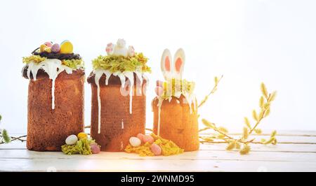 Paska - pain sucré de la veille de Pâques avec glaçage décoré avec des 'sobas' de vie avec du saule. Dessert populaire pendant les Pâques orthodoxes de l'est. Ancien Banque D'Images