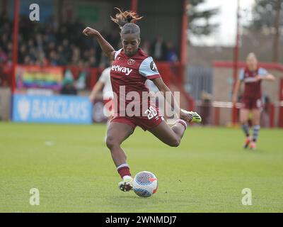 Londres, Royaume-Uni. 03 mars 2024. Londres, Angleterre, 03 mars 2024 : Viviane Asseyi (20 West Ham United) en action lors du match de Super League Barclays FA Womens entre West Ham United et Manchester United au Chigwell construction Stadium à Londres, en Angleterre. (Jay Patel/SPP) crédit : photo de presse sportive SPP. /Alamy Live News Banque D'Images