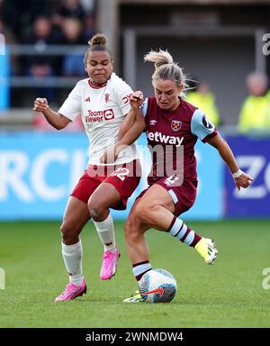 Nikita Parris de Manchester United (à gauche) et Kirsty Smith de West Ham United s'affrontent pour le ballon lors du match de Super League féminine Barclays au Chigwell construction Stadium de Londres. Date de la photo : dimanche 3 mars 2024. Banque D'Images