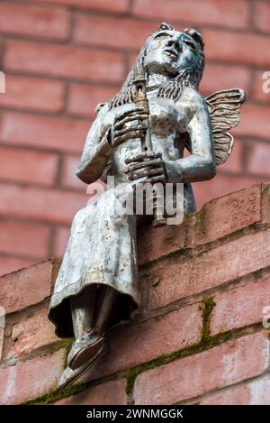 La statue d'un hibou sur la piste des statues à Prescot, maison du théâtre Shakespeare North. Une partie des sorcières chantent le Macbeth de Shakespeare. Banque D'Images