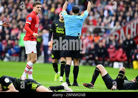 EINDHOVEN - Guus Til du PSV regarde Mats Wieffer et Quinten Timber de Feyenoord couchés sur le sol après un affrontement de tête lors du match néerlandais Eredivisie entre le PSV Eindhoven et Feyenoord au stade Phillips le 3 mars 2024 à Eindhoven, pays-Bas. ANP OLAF KRAAK Banque D'Images
