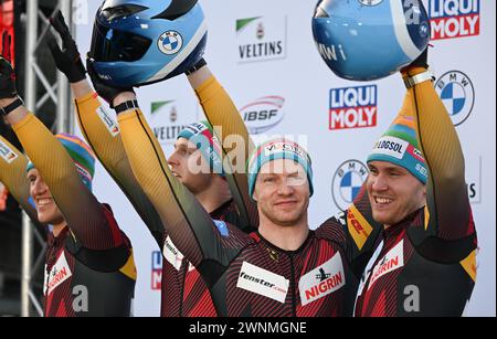 Winterberg, Allemagne. 03 mars 2024. Bobsleigh : Championnats du monde, bobsleigh à quatre hommes, hommes, 4ème manche. Francesco Friedrich, Thorsten Margis, Alexander Schüller et Felix Straub d'Allemagne célèbrent la victoire. Crédit : Robert Michael/dpa/Alamy Live News Banque D'Images