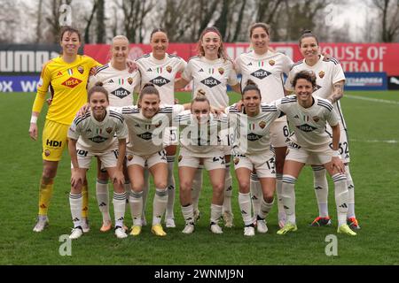 Milan, Italie. 3 mars 2024. Les AS Roma débutant onze en ligne pour une photo d'équipe avant le coup d'envoi, rangée arrière ( de gauche à droite ) ; Camelia Ceasar, Anja Sostenvold, Sanne Troelsgaard, Benedetta Glionna, Caborner Oihane Valdezate et Elena Linari, première ligne ( de gauche à droite ) ; Manuela Giugliano, Emilie Haavi, Giada Greggi, Elisa Bartoli et Valentina Giacinti, dans la demi-finale de la Coppa Italia Femminile - 1ère manche - match au Vismara PUMA House of Football, Milan. Le crédit photo devrait se lire : Jonathan Moscrop/Sportimage crédit : Sportimage Ltd/Alamy Live News Banque D'Images