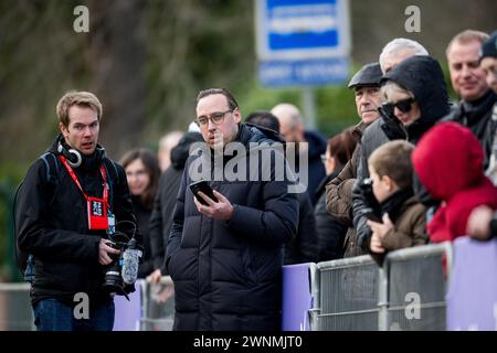 Les Mureaux, France. 03 mars 2024. Kristof Meul, journaliste de Sporza, est vue lors de la première étape de la course cycliste Paris-Nice de huit jours, au départ et à destination des Mureaux (157 km), dimanche 03 mars 2024. BELGA PHOTO JASPER JACOBS crédit : Belga News Agency/Alamy Live News Banque D'Images