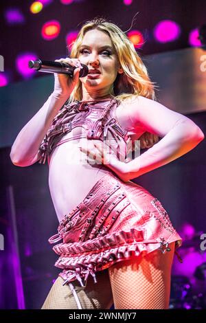 Milan Italie. 02 mars 2024. La chanteuse-compositrice suédoise ZARA LARSSON se produit en direct sur scène à fabrique pendant le 'venus Tour 2024'. Crédit : Rodolfo Sassano/Alamy Live News Banque D'Images