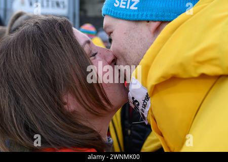 Winterberg, Allemagne. 03 mars 2024. Bobsleigh : Championnats du monde, bobsleigh à quatre hommes, hommes, 4ème manche. Francesco Friedrich d'Allemagne a embrassé sa femme Magdalena après la victoire. Crédit : Robert Michael/dpa/Alamy Live News Banque D'Images