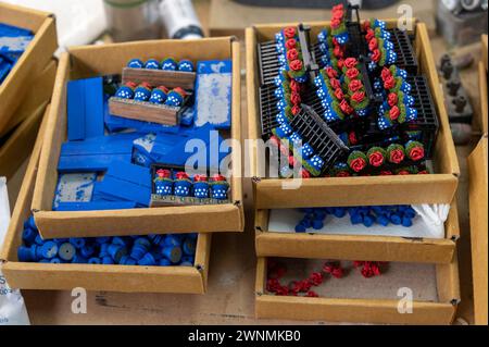 Fabricants de patio miniatures – Espagne. Plusieurs plateaux de pots de fleurs miniatures sont prêts à être assemblés dans un aimant de réfrigérateur dans la ville historique de Cordoue à Anda Banque D'Images