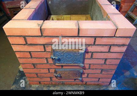 construction de fours à briques. poêle en brique pour sauna. poêle en pierre chauffant. Banque D'Images