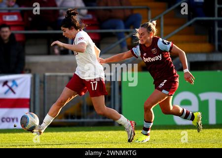 Lucia Garcia de Manchester United (à gauche) et Kirsty Smith de West Ham United s'affrontent pour le ballon lors du match de Super League féminine des Barclays au Chigwell construction Stadium de Londres. Date de la photo : dimanche 3 mars 2024. Banque D'Images