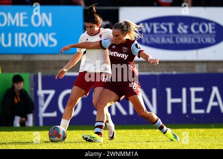 Lucia Garcia de Manchester United (à gauche) et Kirsty Smith de West Ham United s'affrontent pour le ballon lors du match de Super League féminine des Barclays au Chigwell construction Stadium de Londres. Date de la photo : dimanche 3 mars 2024. Banque D'Images