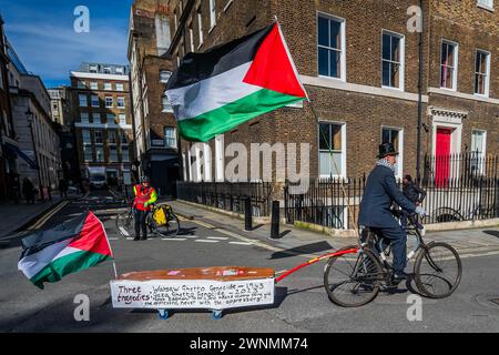 Londres, Royaume-Uni. 3 mars 2024. Les manifestants contre la guerre israélienne contre les palestiniens à Gaza rejoignent le Ride - The LCC (London Cycling Campaign) Freedom to Ride! Des centaines de femmes et d'alliés appellent le maire de Londres, Sadiq Khan, à atteindre l'égalité des sexes dans le cyclisme à Londres avant la Journée internationale de la femme. Une promenade de protestation familiale a commencé à Lincoln's Inn Fields et a impliqué une visite du centre de Londres Credit : Guy Bell/Alamy Live News Banque D'Images